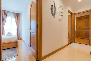 Deluxe-Apartment, 3 Schlafzimmer, Stadtblick | 3 Schlafzimmer, Betten mit Memory-Foam-Matratzen, Schreibtisch