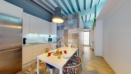 Refrigerador con freezer, microondas, utensilios de cocina