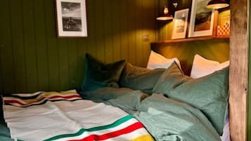1 bedroom, bed sheets