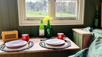 1 bedroom, bed sheets