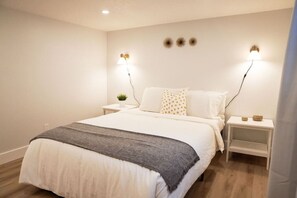 2 bedrooms, desk, WiFi, bed sheets