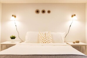 2 bedrooms, desk, WiFi, bed sheets