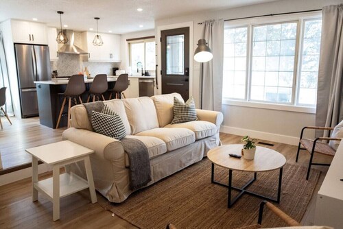 Broken Oak A · Designer Luxe Home - 3 bed/1 bath + Parking & Wifi