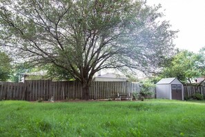 Property grounds - Broken Oak A · Designer Luxe Home - 3 bed/1 bath + Parking & Wifi (Kitchener)