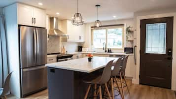 Køleskab, mikrobølgeovn, ovn, kogeplade