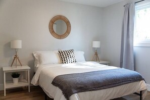 3 bedrooms, desk, WiFi, bed sheets