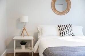 3 bedrooms, desk, WiFi, bed sheets - Broken Oak A · Designer Luxe Home - 3 bed/1 bath + Parking & Wifi (Kitchener)
