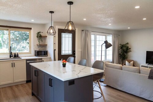 Broken Oak A · Designer Luxe Home - 3 bed/1 bath + Parking & Wifi