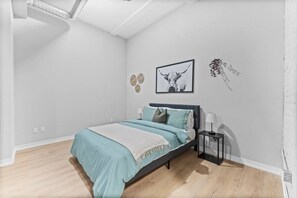 2 bedrooms, desk, iron/ironing board, WiFi