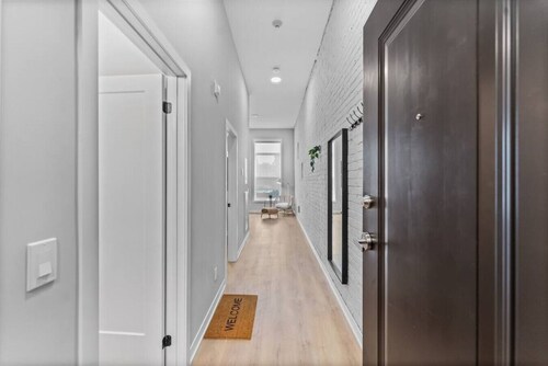 Designer Loft • 1BR • Exposed Brick • Bay Windows