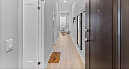 Designer Loft âą 1BR âą Exposed Brick âą Bay Windows