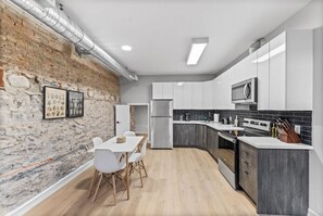 Cookware/dishes/utensils - Stylish Loft Downtown w/ Views + Near River/Trails (Peterborough)