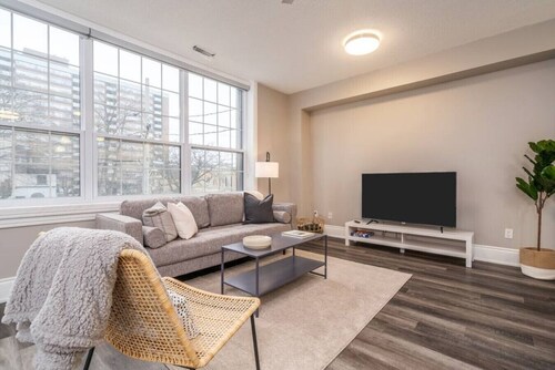 2BR Burlington Apt | Near Waterfront & Art Gallery