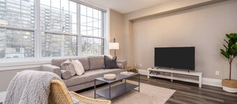 2BR Burlington Apt | Near Waterfront & Art Gallery