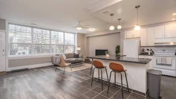 Frigorífico, microondas, horno y placa de cocina