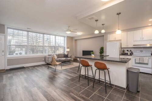 2BR Burlington Apt | Near Waterfront & Art Gallery