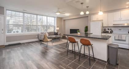 2BR Burlington Apt | Near Waterfront & Art Gallery