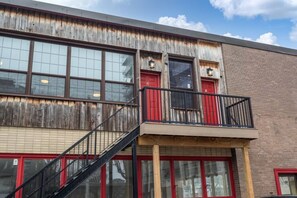 Exterior detail - 2BR Burlington Apt | Near Waterfront & Art Gallery (Burlington)