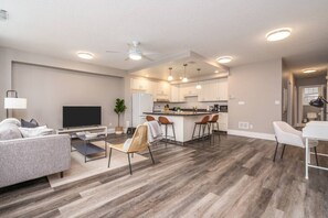 TV - 2BR Burlington Apt | Near Waterfront & Art Gallery (Burlington)