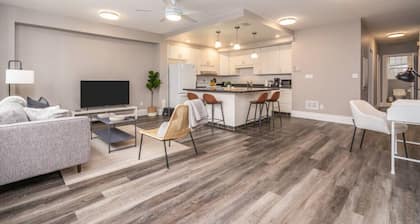 2BR Burlington Apt | Near Waterfront & Art Gallery