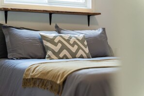 3 habitaciones, escritorio, tabla de planchar con plancha y wifi