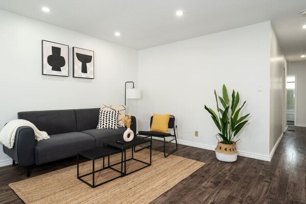 TV - Renovated 3BR Home w/ High-Speed Internet & Parks (Hamilton)