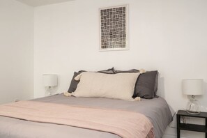 2 habitaciones, escritorio, tabla de planchar con plancha y wifi 