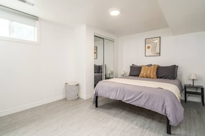 2 bedrooms, desk, iron/ironing board, WiFi