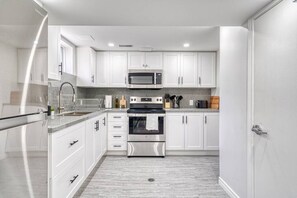Fridge, microwave, oven, stovetop - Modern 2BR Basement Suite | Near McMaster & Mohawk (Hamilton)