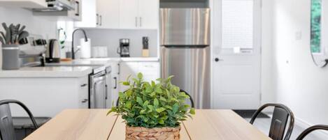 Een koelkast, een microgolfoven, een oven, een kookplaat