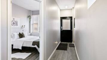 2 makuuhuonetta, työpöytä, Wi-Fi, vuodevaatteet