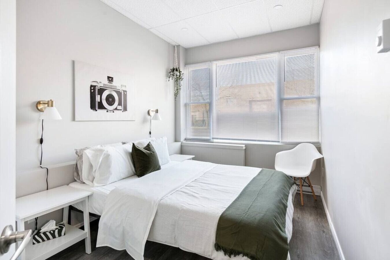 2 bedrooms, desk, WiFi, bed sheets