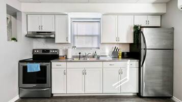 Geladeira, micro-ondas, cooktop, torradeira