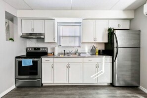 ثلاجة، ميكروويف، موقد طهي مسطح، محمصة خبز