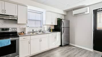 Jääkaappi, mikroaaltouuni, liesi, leivänpaahdin