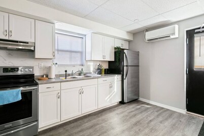 Bright Walkerville Flat | 2BR, Parking, Near DT
