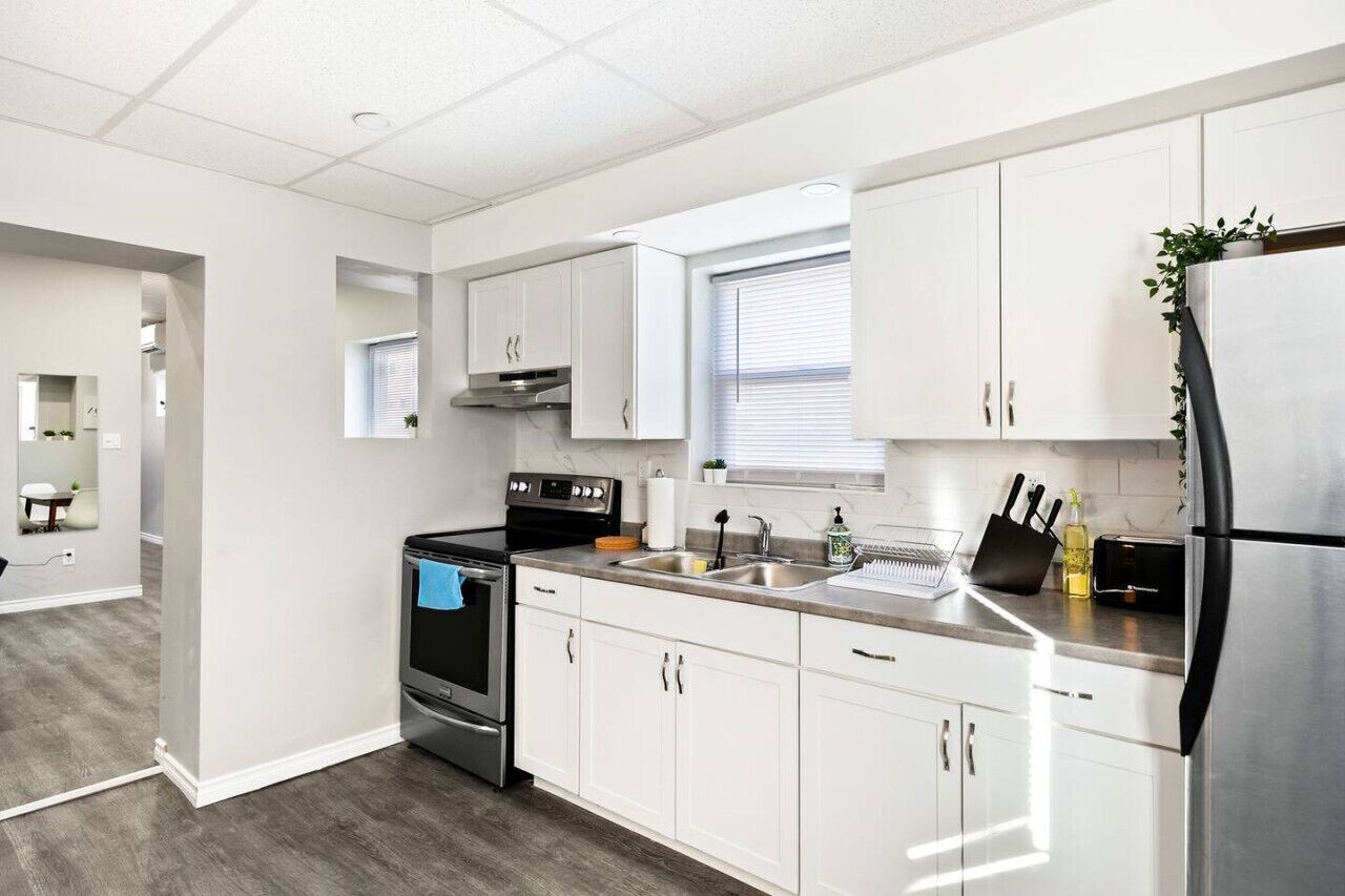 Geladeira, micro-ondas, cooktop, torradeira