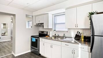 Jääkaappi, mikroaaltouuni, liesi, leivänpaahdin