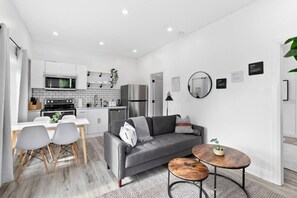 TV - Modern 1BR Guesthouse | Near Marina & Golf (Windsor)