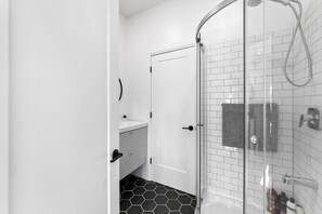 Bathroom - Modern 1BR Guesthouse | Near Marina & Golf (Windsor)