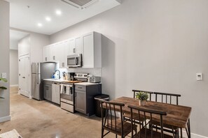 Réfrigérateur, micro-ondes, plaque de cuisson, lave-vaisselle