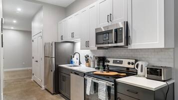 Fridge, microwave, stovetop, dishwasher