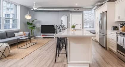 2 bed•work desk•close to Brant St Pier•GO station