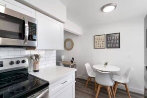 Refrigerador, microondas, horno y parrilla de estufa