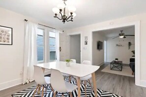 Dining - 5bd/2Ba Walkerville Suite - mins to DT, WIFI (Windsor)