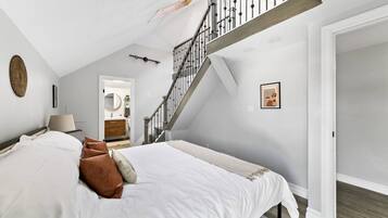 5 slaapkamers, een bureau, een strijkplank/strijkijzer, wifi