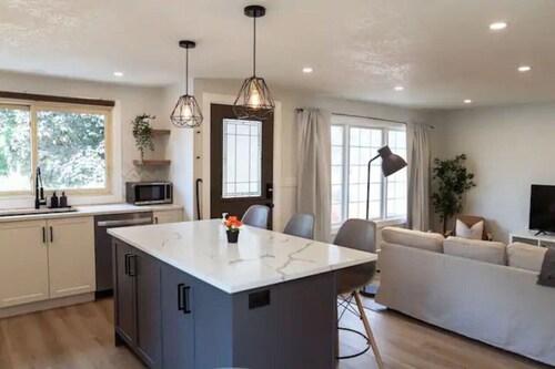 5Bd/2Ba Luxe Family Home - WIFI, Parking
