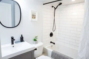 Hair dryer - 5Bd/2Ba Luxe Family Home - WIFI, Parking (Kitchener)