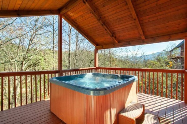 Outdoor spa tub
