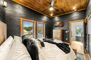 4 bedrooms, desk, iron/ironing board, free WiFi